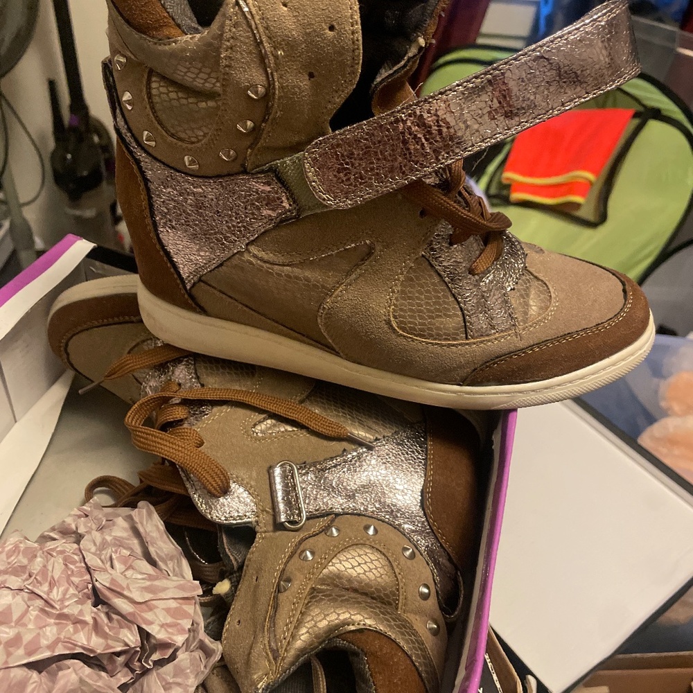 Sneakers